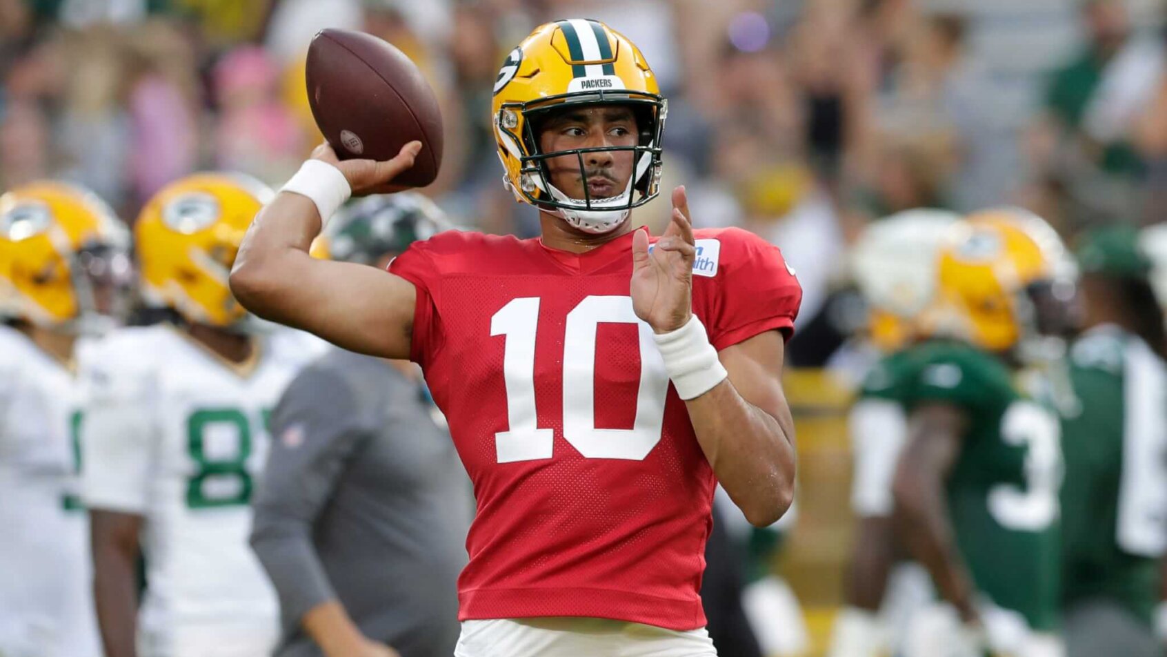 Jordan Love throwing pass in practice
