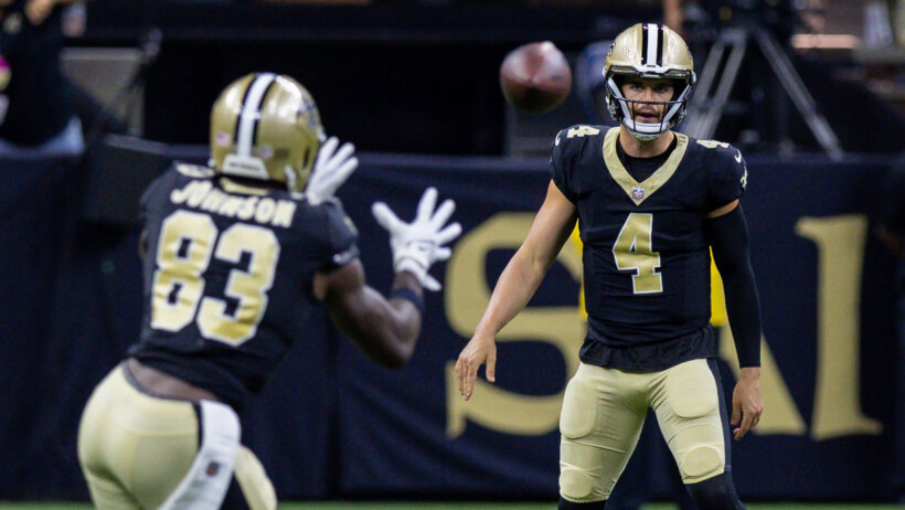 New Orleans Saints quarterback Derek Carr (4) passes to tight end Juwan Johnson (83)