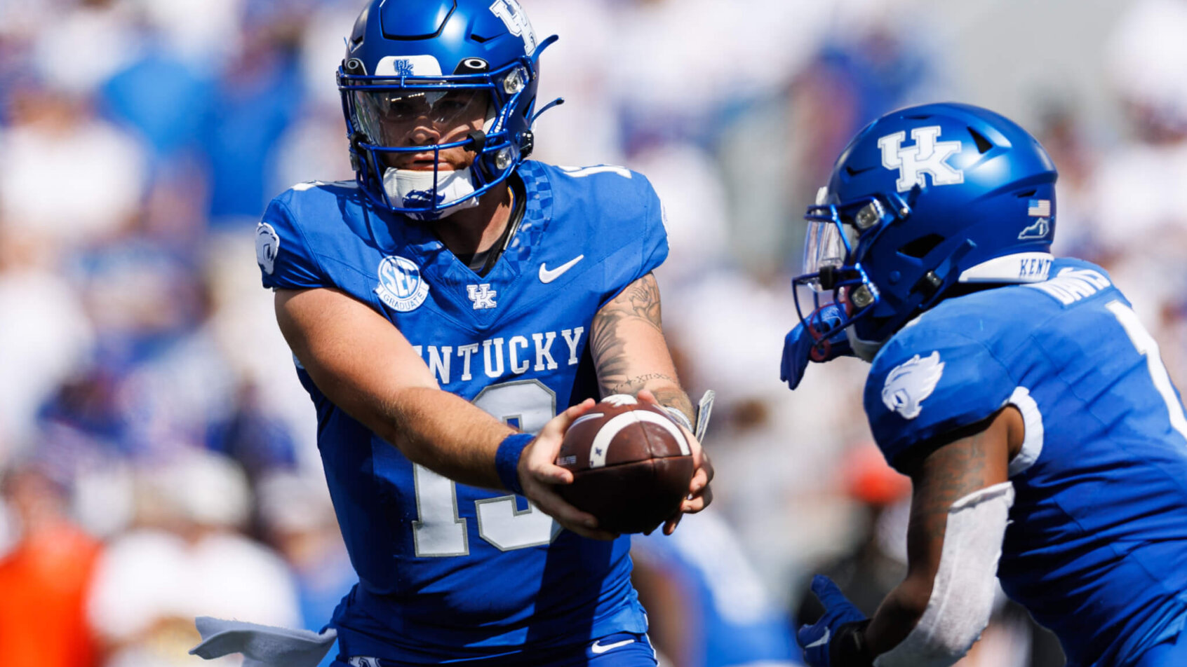 Kentucky Wildcats quarterback Devin Leary hands the ball to running back Ray Davis