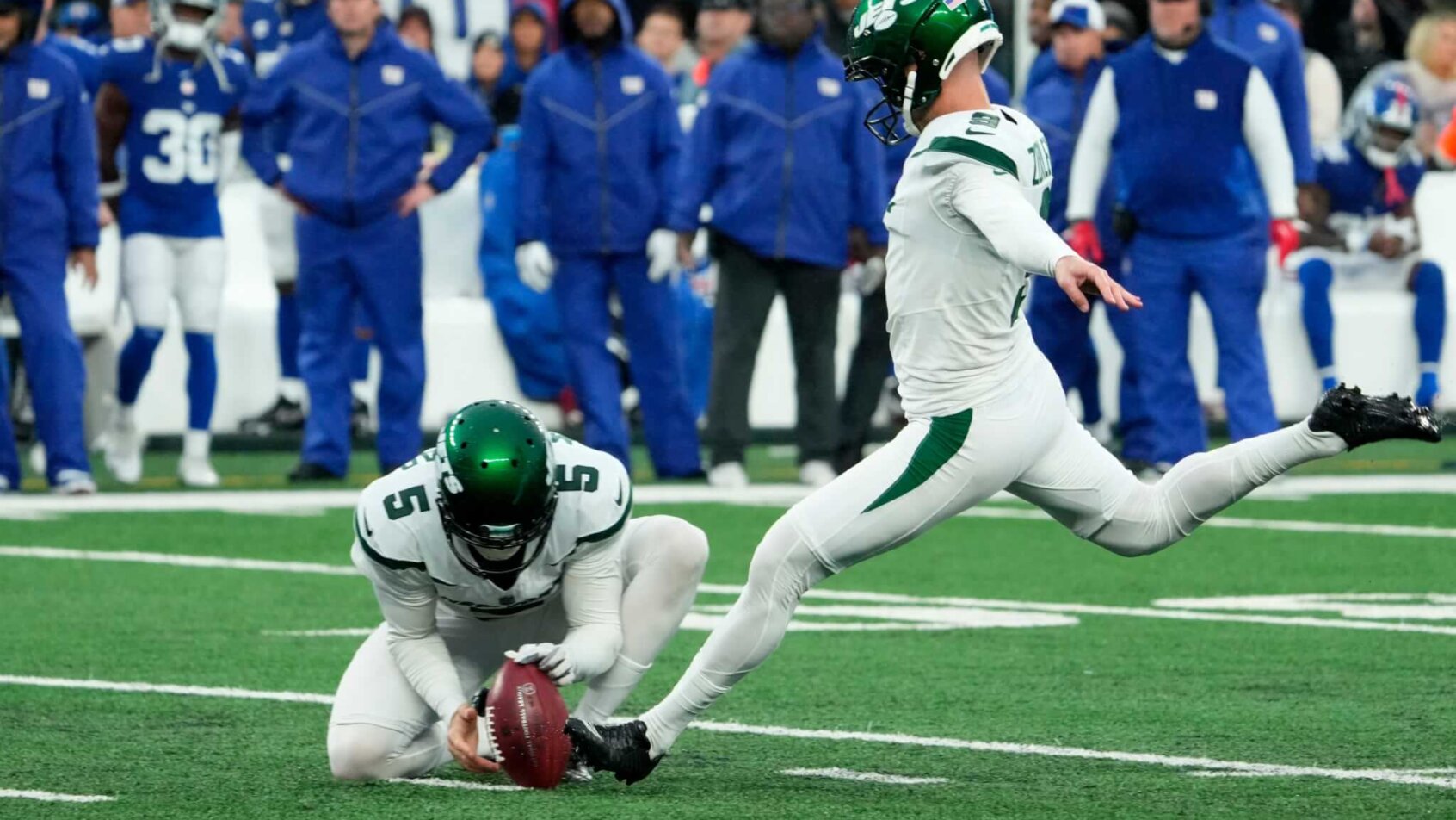 New York Jets place kicker Greg Zuerlein (9) kicks a field goal in overtime to give the Jets a 13-10 victory.