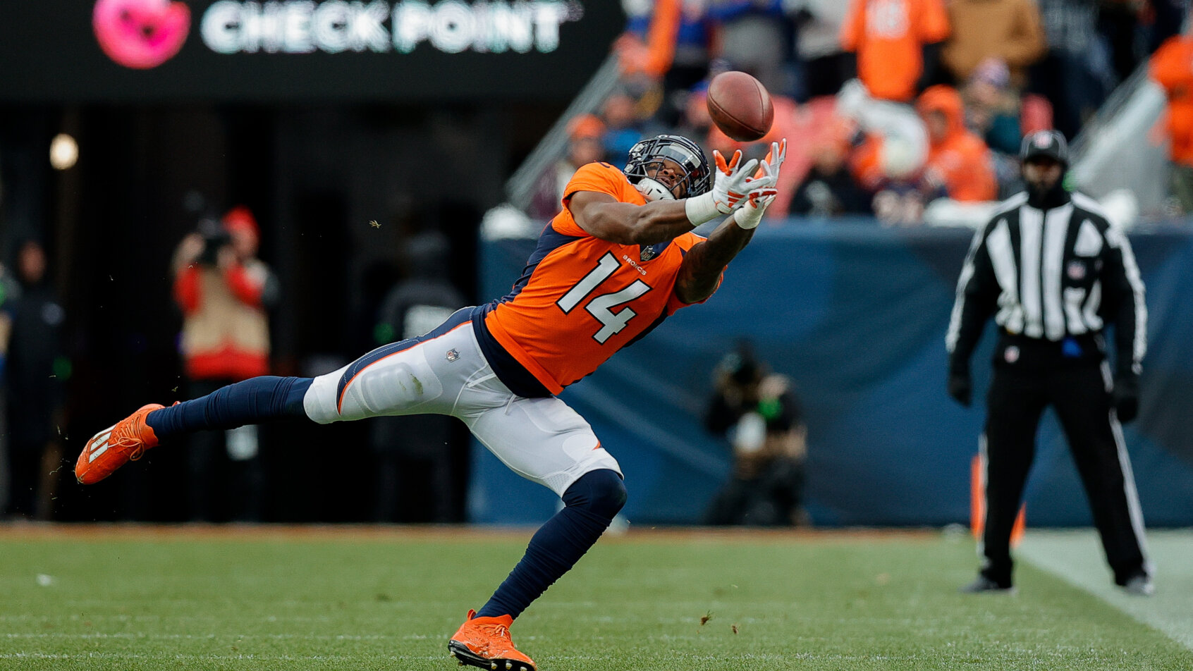 Denver Broncos wide receiver Courtland Sutton (14) dives for a pass
