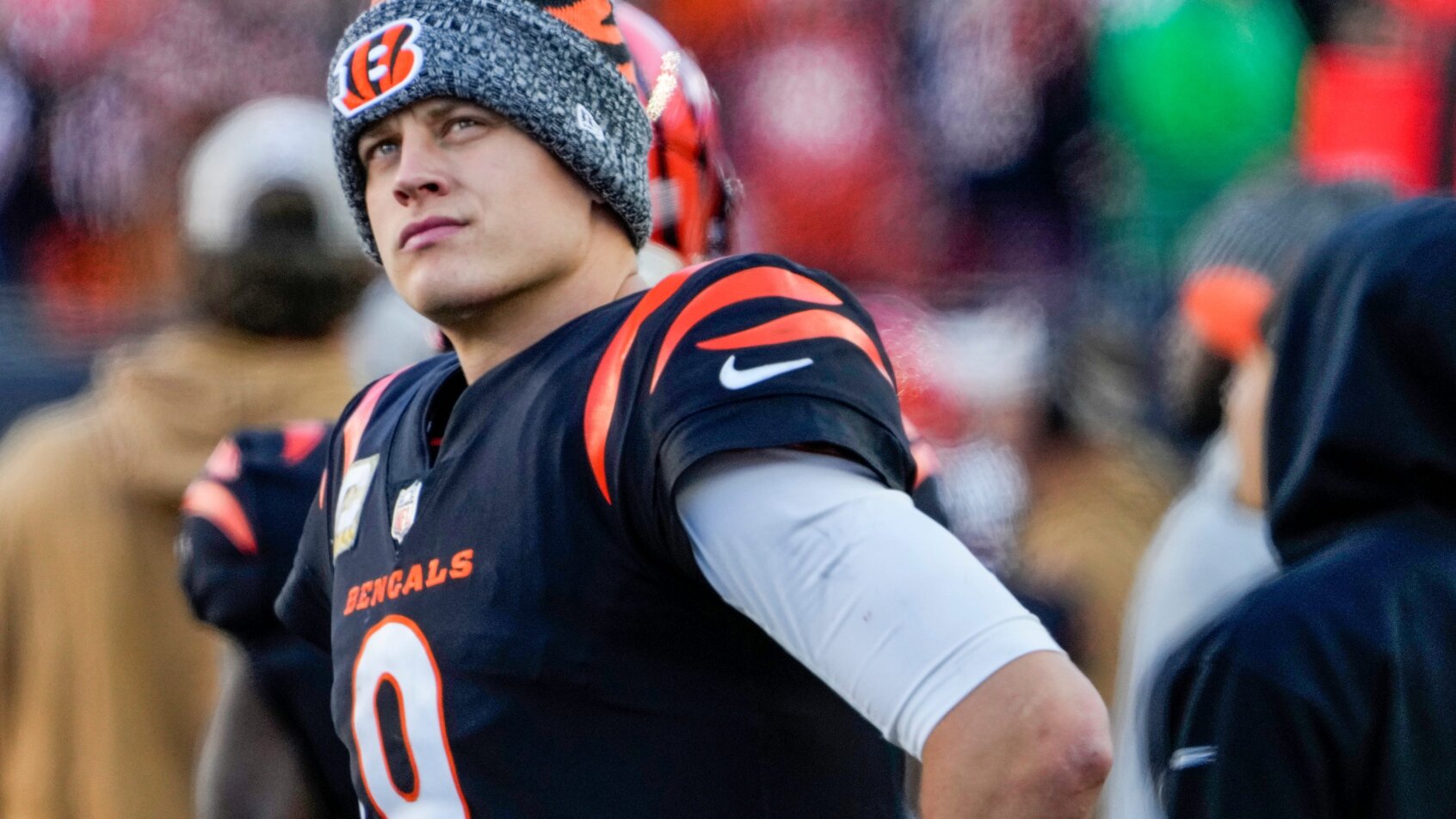 Cincinnati Bengals QB Joe Burrow on sidelines looking up at scoreboard