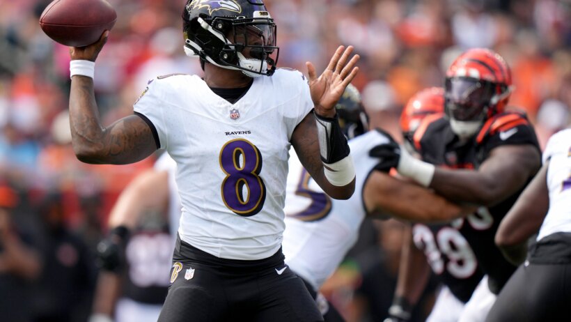 Baltimore Ravens QB Lamar Jackson throwing ball against Cincinnati Bengals