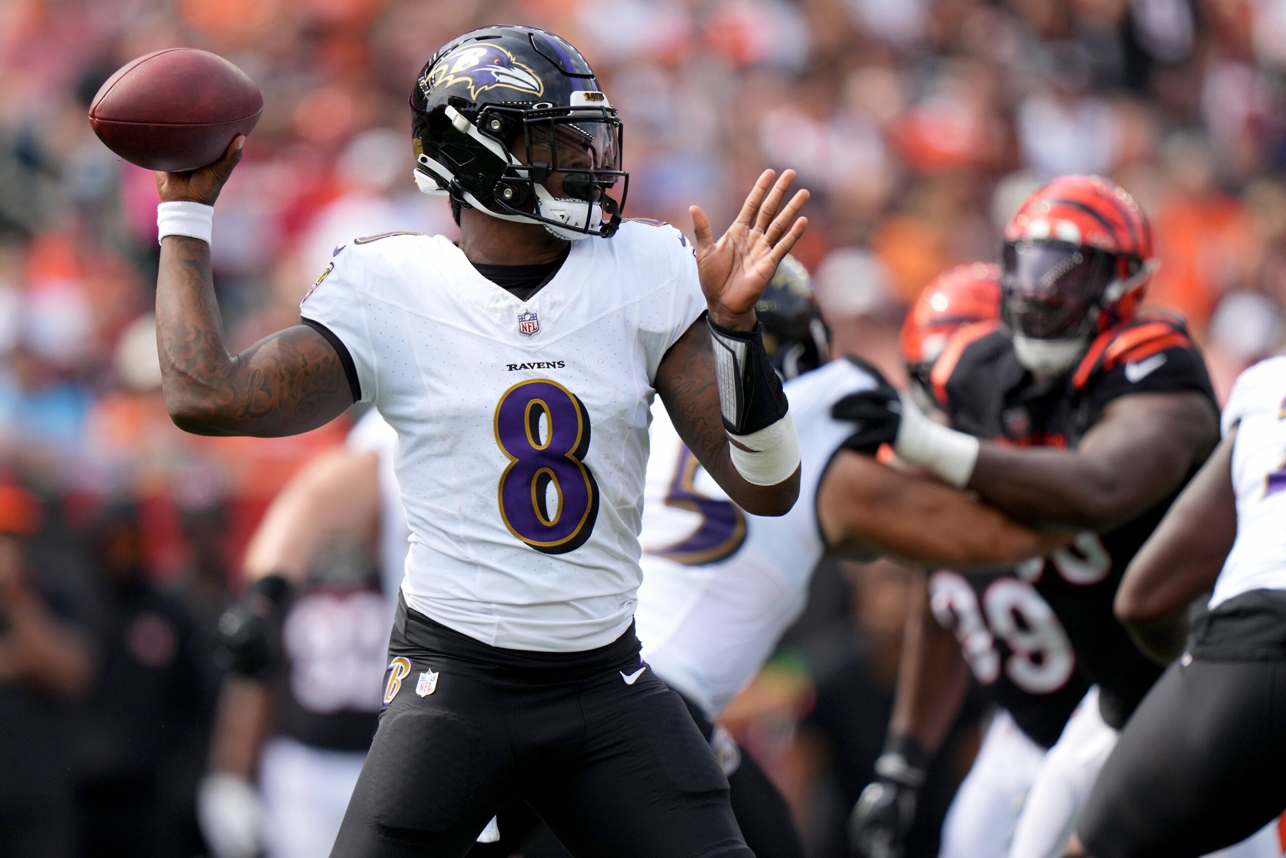 Baltimore Ravens QB Lamar Jackson throwing ball against Cincinnati Bengals