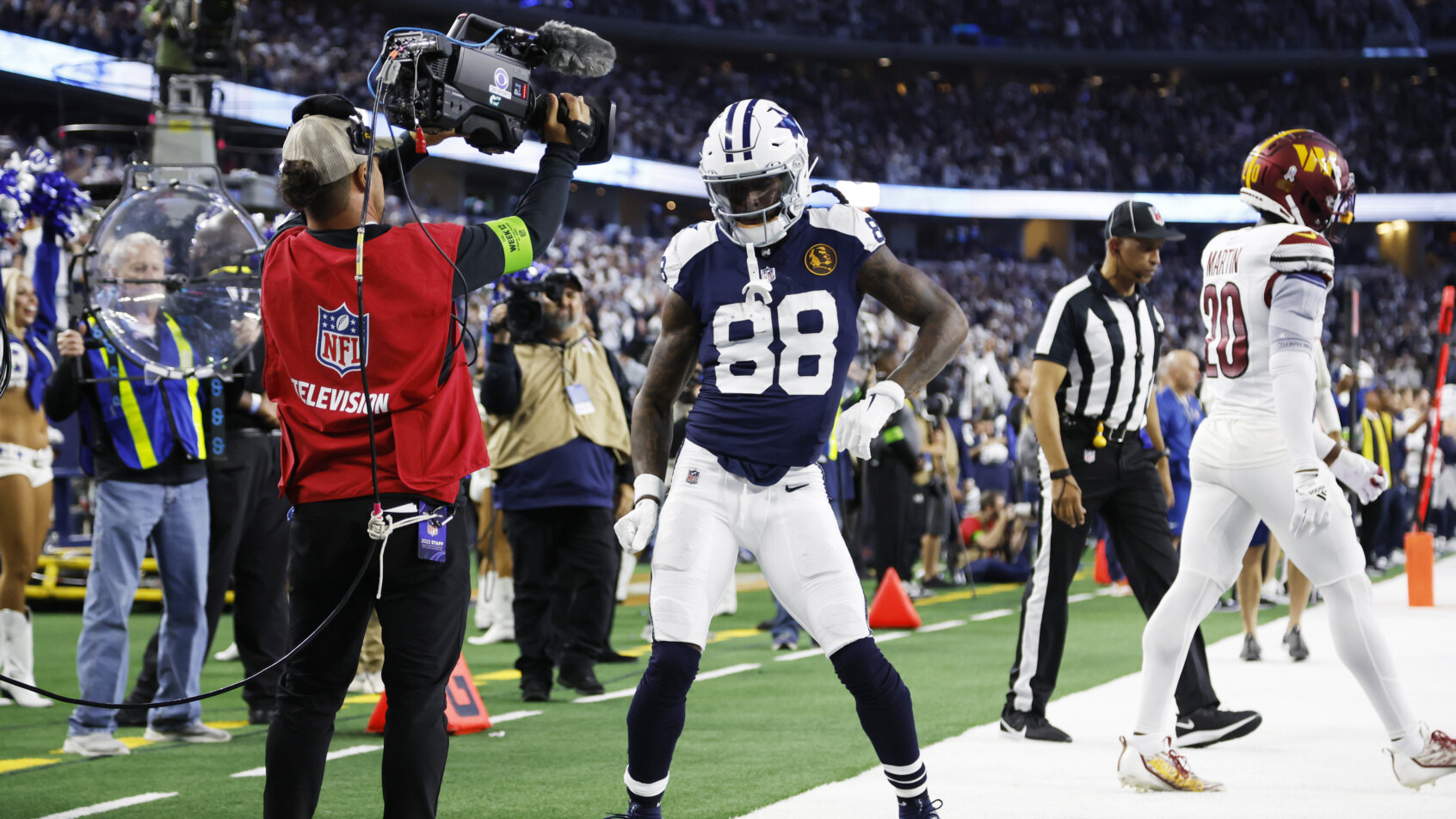 Dallas Cowboys wide receiver CeeDee Lamb (88) celebrates scoring a touchdown