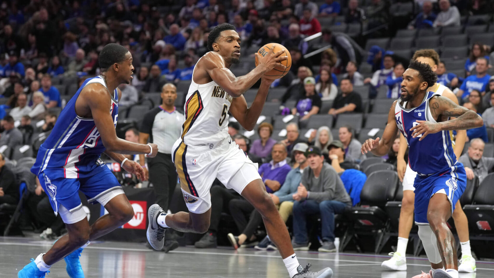 New Orleans Pelicans forward Herbert Jones drives to the basket against a pair of Sacramento Kings defenders