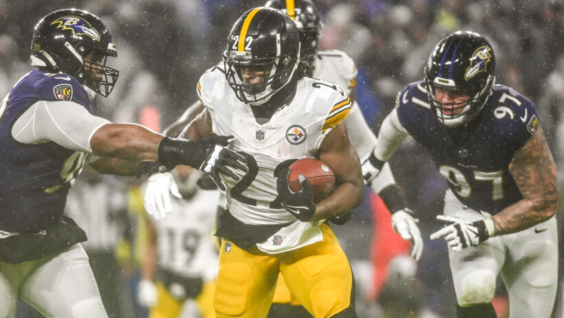 Pittsburgh Steelers running back Najee Harris (22) rushes