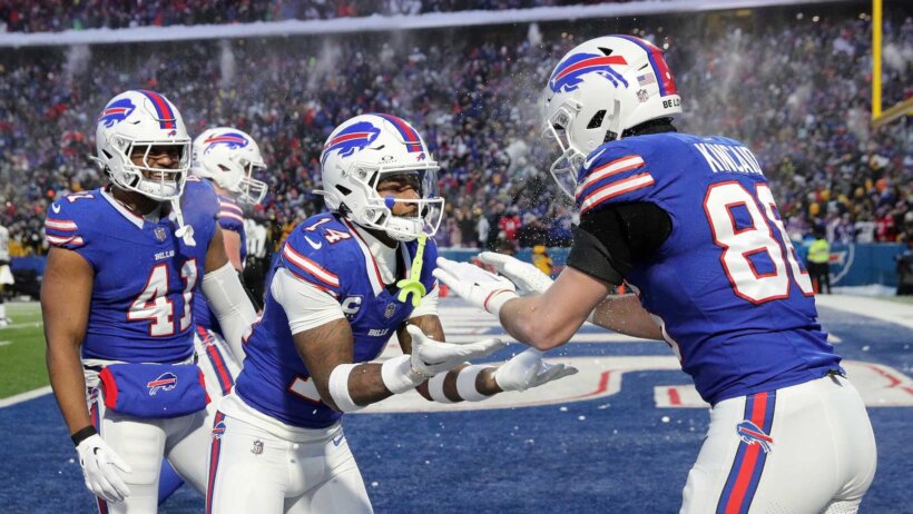 Buffalo Bills wide receiver Stefon Diggs (14) celebrates Buffalo Bills tight end Dalton Kincaid’s (86) touchdown.