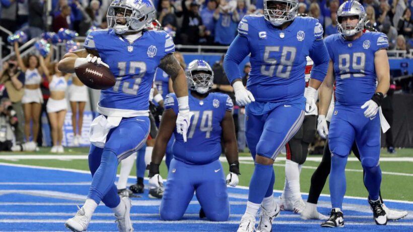 Detroit Lions' Craig Reynolds runs into the end zone for a 1-yard touchdown