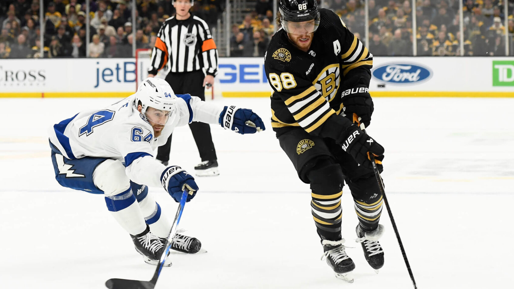 Boston Bruins right wing David Pastrnak controls the puck against Tampa Bay Lightning
