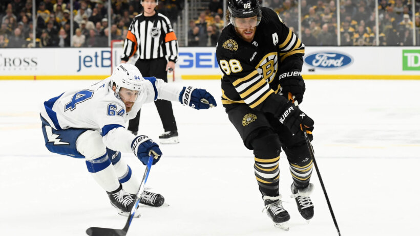 Boston Bruins right wing David Pastrnak controls the puck against Tampa Bay Lightning