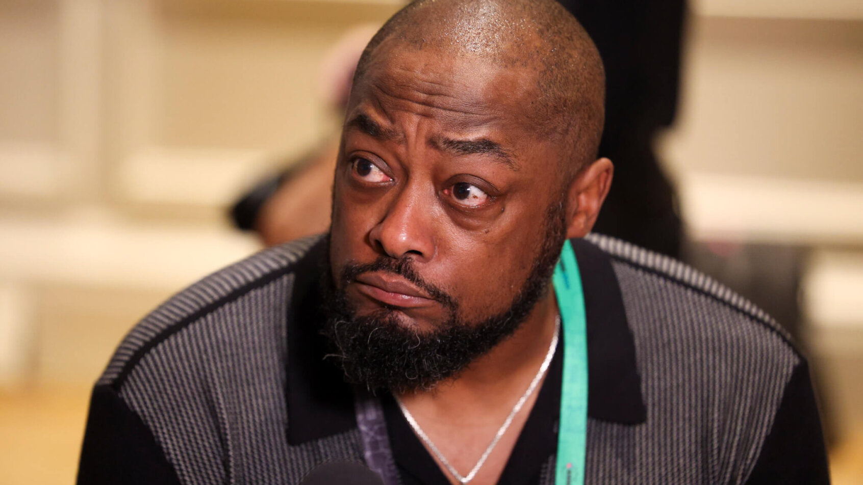Steelers head coach Mike Tomlin with a concerned look on his face