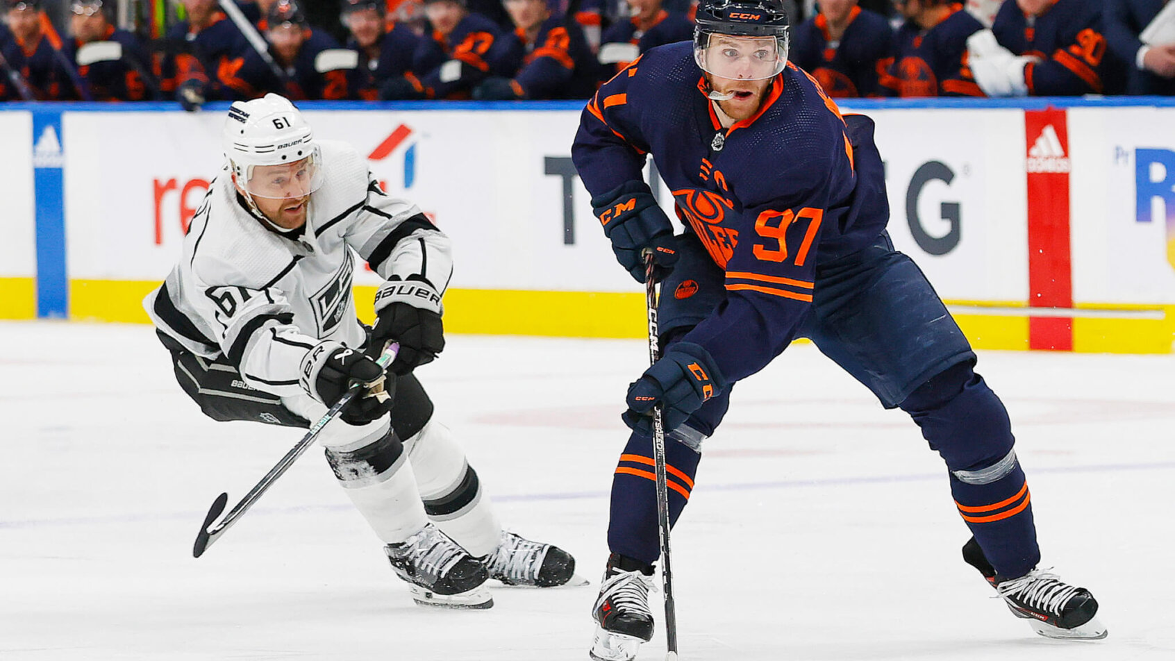 Edmonton Oilers forward Connor McDavid looks to make a pass in front of Los Angeles Kings forward Trevor Lewis