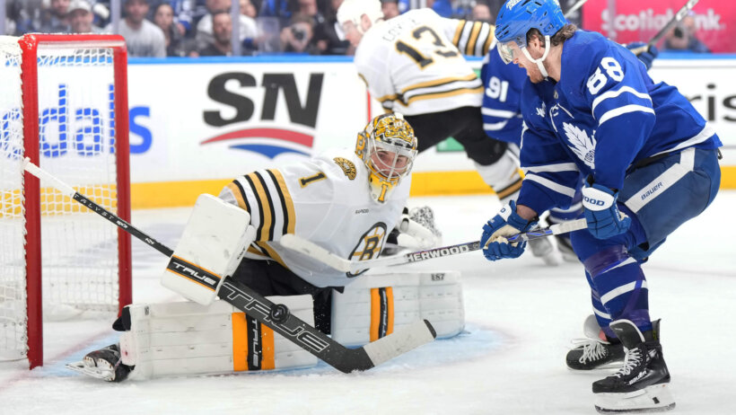 Toronto Maple Leafs right wing William Nylander battles for the puck in front of Boston Bruins goaltender Jeremy Swayman