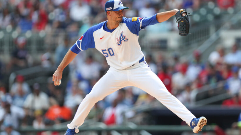 Atlanta Braves starting pitcher Charlie Morton pitches