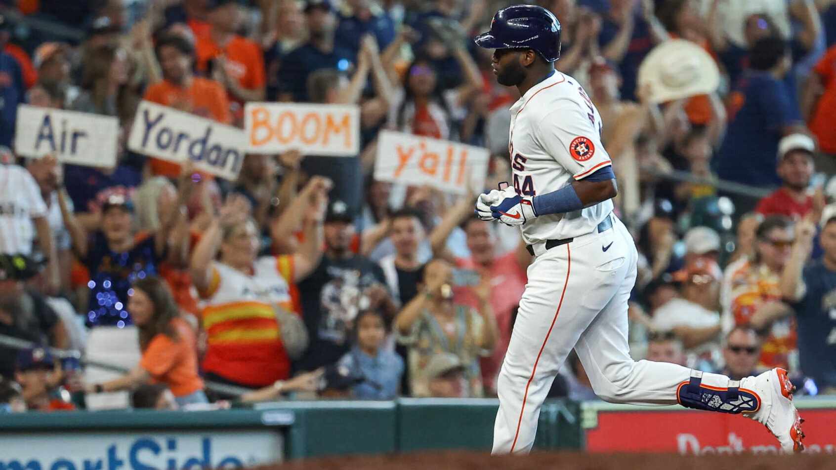 Yordan Alvarez rounding the bases