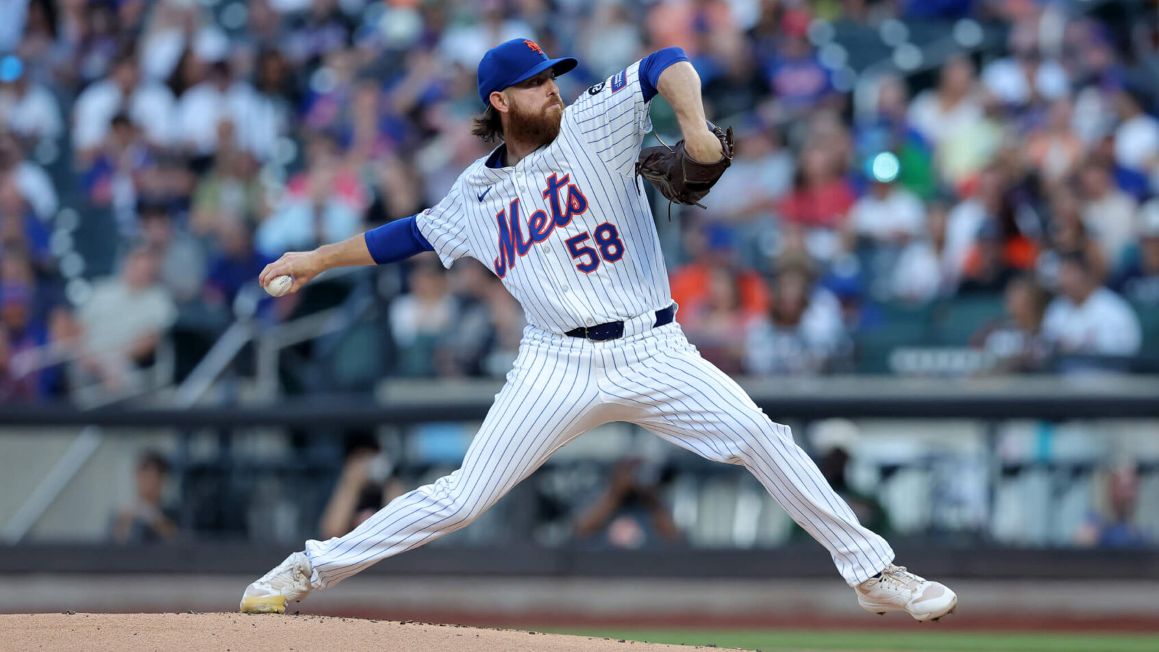 New York Mets starting pitcher Paul Blackburn pitches