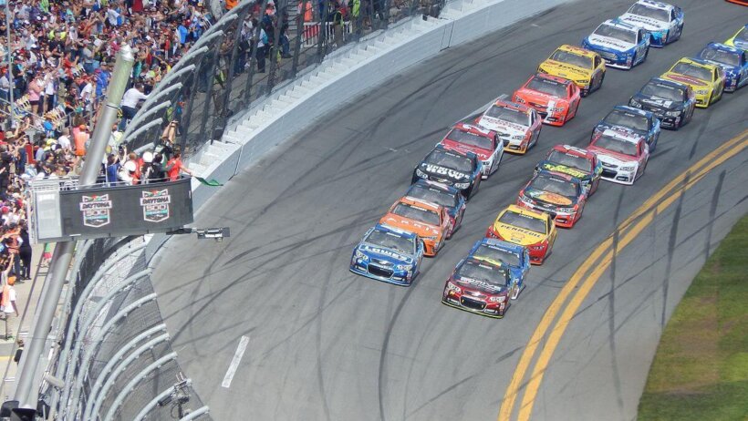 Daytona 500 starting off.