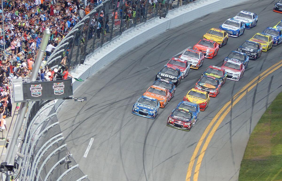 Daytona 500 starting off.