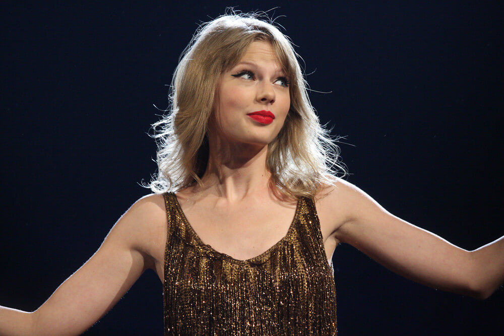 Taylor Swift performing live