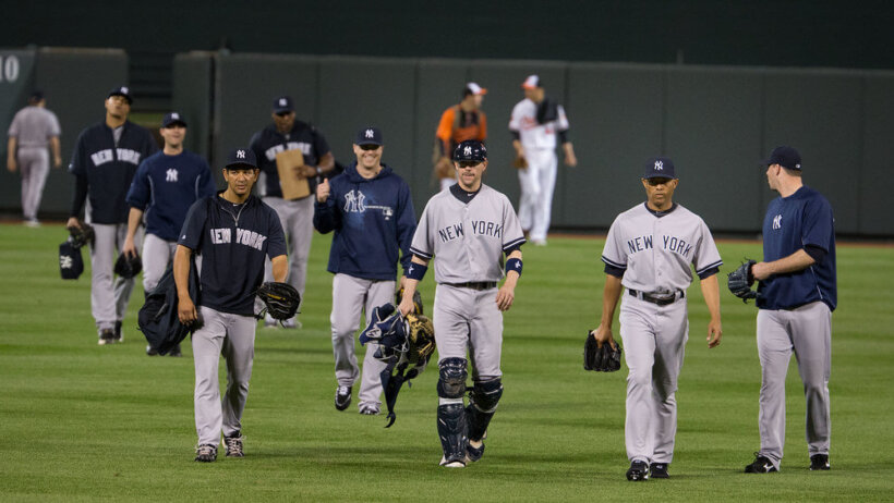 Yankees players walking from the bullpen