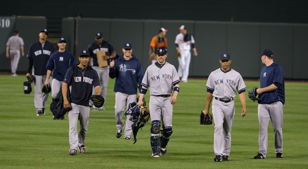 Yankees players walking from the bullpen